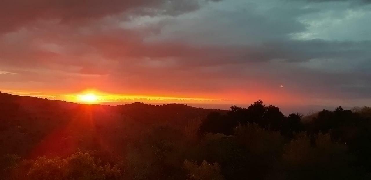 T'Aloni Hotell Chortáta Exteriör bild